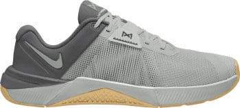 Grauer Nike Trainingsschuh mit Gummisohle und Logo