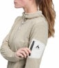 Eine Frau öffnet eine Tasche am Ärmel einer McKinley-Jacke.