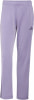 Lila Adidas Sporthose mit dunkleren Streifen an den Seiten.
