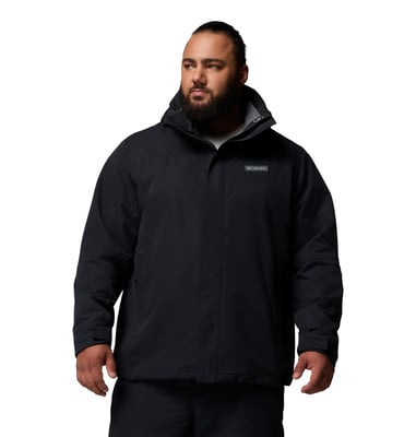 Ein Mann in einer schwarzen Kapuzenjacke mit Columbia-Logo auf der Brust.
