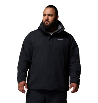 Ein Mann in einer schwarzen Kapuzenjacke mit Columbia-Logo auf der Brust.
