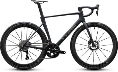 Schwarzes Rennrad mit Carbonfelgen und Scheibenbremsen.