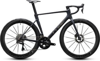 Schwarzes Rennrad mit Carbonfelgen und Scheibenbremsen.