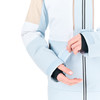 Detail einer Jacke mit verstellbarem Ärmel durch Klettverschluss.