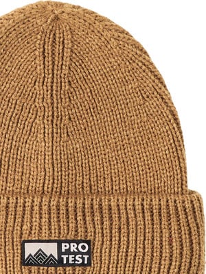 Braune Strickmütze mit Protest-Logo und Bergen. Braune Strickmütze mit Protest-Logo und Bergen.