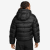 Rückansicht einer schwarzen Daunenjacke mit Kapuze.