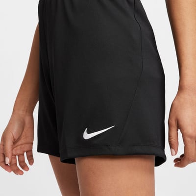 Schwarze Shorts mit weißem Nike-Logo. Schwarze Shorts mit weißem Nike-Logo.