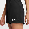 Schwarze Shorts mit weißem Nike-Logo.