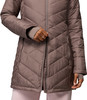 Detail einer gesteppten Damenjacke mit gestepptem Muster und Reißverschluss.