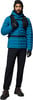 Mann in blauer Daunenjacke, schwarzer Hose und Schuhen