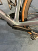 Detail einer Shimano Ultegra Kurbelgarnitur und eines Pedals auf einem blauen Teppich.