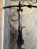 Ein E-Mountainbike mit Display am Lenker und schwarzem Sattel.