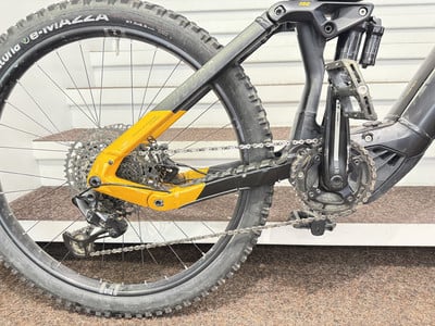Hinterteil eines Mountain-E-Bikes mit Federung und Schaltwerk. Hinterteil eines Mountain-E-Bikes mit Federung und Schaltwerk.