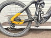Hinterteil eines Mountain-E-Bikes mit Federung und Schaltwerk.