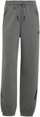 Graue Adidas Trainingshose mit schwarzen Streifen und Reißverschlusstaschen. Graue Adidas Trainingshose mit schwarzen Streifen und Reißverschlusstaschen.