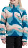 Ein Mädchen trägt einen bunten Fleece-Pullover mit blauen Knöpfen.