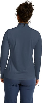 Rückansicht einer Frau in einem dunkelblauen Langarmshirt und Hose.