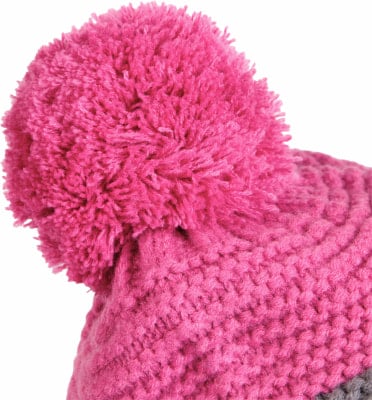 Eine pinke Strickmütze mit Bommel auf weißem Hintergrund. Eine pinke Strickmütze mit Bommel auf weißem Hintergrund.