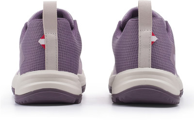 Zwei lila Schuhe von hinten mit beiger Sohle und Textilschlaufe. Zwei lila Schuhe von hinten mit beiger Sohle und Textilschlaufe.