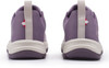 Zwei lila Schuhe von hinten mit beiger Sohle und Textilschlaufe.