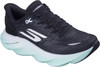 Schwarze Skechers Laufschuhe mit weißem Logo und hellblauem Sohle.