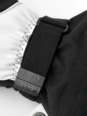 Detail eines Hestra-Skihandschuhs mit verstellbarem Riemen. Detail eines Hestra-Skihandschuhs mit verstellbarem Riemen.