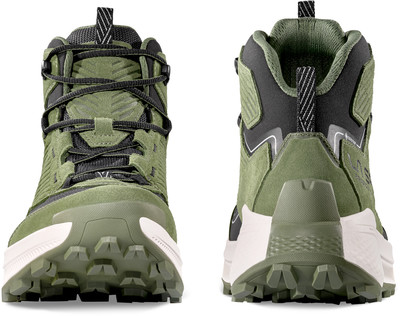 Grüne Wanderschuhe mit schwarzen Schnürsenkeln und weißer Sohle. Grüne Wanderschuhe mit schwarzen Schnürsenkeln und weißer Sohle.