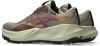 Braune Laufschuhe mit orangefarbenen und weinroten Akzenten und Asics-Logo.