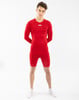 Junger Mann in einem roten Langarmshirt und Shorts