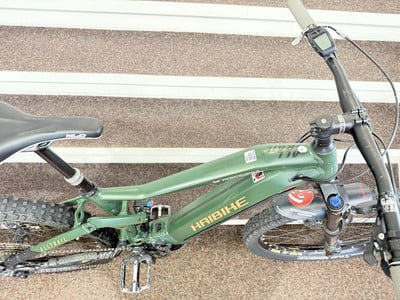 Grünes Haibike Alltrail Mountain E-Bike mit Federung vorne und hinten. Grünes Haibike Alltrail Mountain E-Bike mit Federung vorne und hinten.