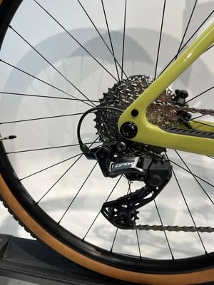 Shimano GRX Schaltwerk an einem gelben Fahrrad mit Kassette und Kette.