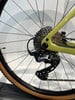Shimano GRX Schaltwerk an einem gelben Fahrrad mit Kassette und Kette.