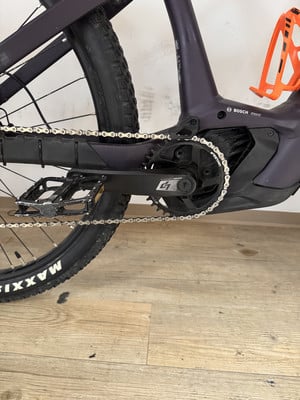 Nahaufnahme der Kette und Kurbel eines Bosch E-Mountainbikes. Nahaufnahme der Kette und Kurbel eines Bosch E-Mountainbikes.