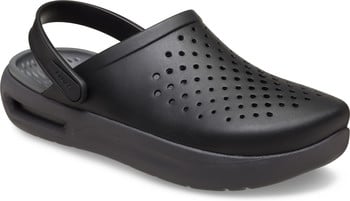 Schwarzer Crocs-Schuh mit perforiertem Obermaterial und verstellbarem Riemen.