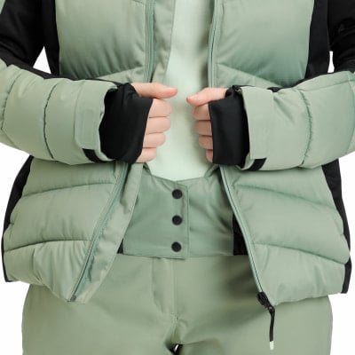 Detail einer Damen-Skijacke und -hose in Minzgrün. Detail einer Damen-Skijacke und -hose in Minzgrün.
