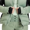 Detail einer Damen-Skijacke und -hose in Minzgrün.