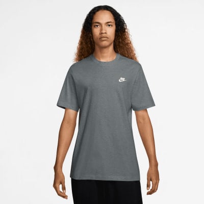 Mann in einem dunkelgrauen Nike T-Shirt mit kurzen Ärmeln. Mann in einem dunkelgrauen Nike T-Shirt mit kurzen Ärmeln.