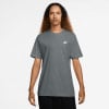 Mann in einem dunkelgrauen Nike T-Shirt mit kurzen Ärmeln.