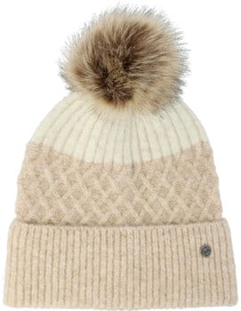 Eine beige Strickmütze mit Bommel und einem Farbstreifen oben.