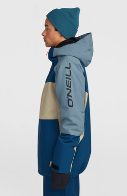 Mann in blauer Winterjacke mit O'NEILL-Schriftzug und blauer Mütze. Mann in blauer Winterjacke mit O'NEILL-Schriftzug und blauer Mütze.