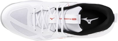 Weißer Sportschuh mit schwarzem Innenfutter und roten Mizuno-Akzenten. Weißer Sportschuh mit schwarzem Innenfutter und roten Mizuno-Akzenten.
