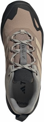 Brauner Adidas Terrex Wanderschuh mit grauen Schnürsenkeln und Logo. Brauner Adidas Terrex Wanderschuh mit grauen Schnürsenkeln und Logo.