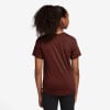 Rückansicht eines Mädchens in einem dunkelbraunen T-Shirt mit kurzen Ärmeln und schwarzen Leggings.
