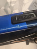 Blaues Fahrrad mit Aufschrift SCARP 5X-PRIME und Lackschaden.