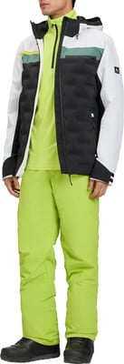 Ein Mann in Skibekleidung mit schwarzer Jacke und grüner Hose. Ein Mann in Skibekleidung mit schwarzer Jacke und grüner Hose.