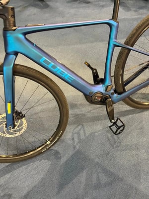 Blaues Cube E-Bike mit glänzendem Rahmen und schwarzen Rädern. Blaues Cube E-Bike mit glänzendem Rahmen und schwarzen Rädern.