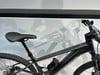 Ein schwarzes E-Bike mit schwarzem Sattel und Licht darüber.