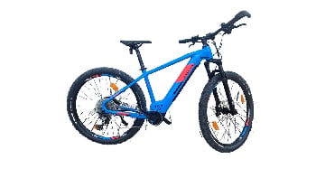 Ein blaues E-Mountainbike mit roten Akzenten und Federung.