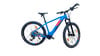 Ein blaues E-Mountainbike mit roten Akzenten und Federung.
