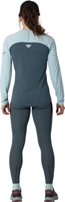 Rückansicht einer Frau in Laufbekleidung mit langem Ärmel und Leggings.